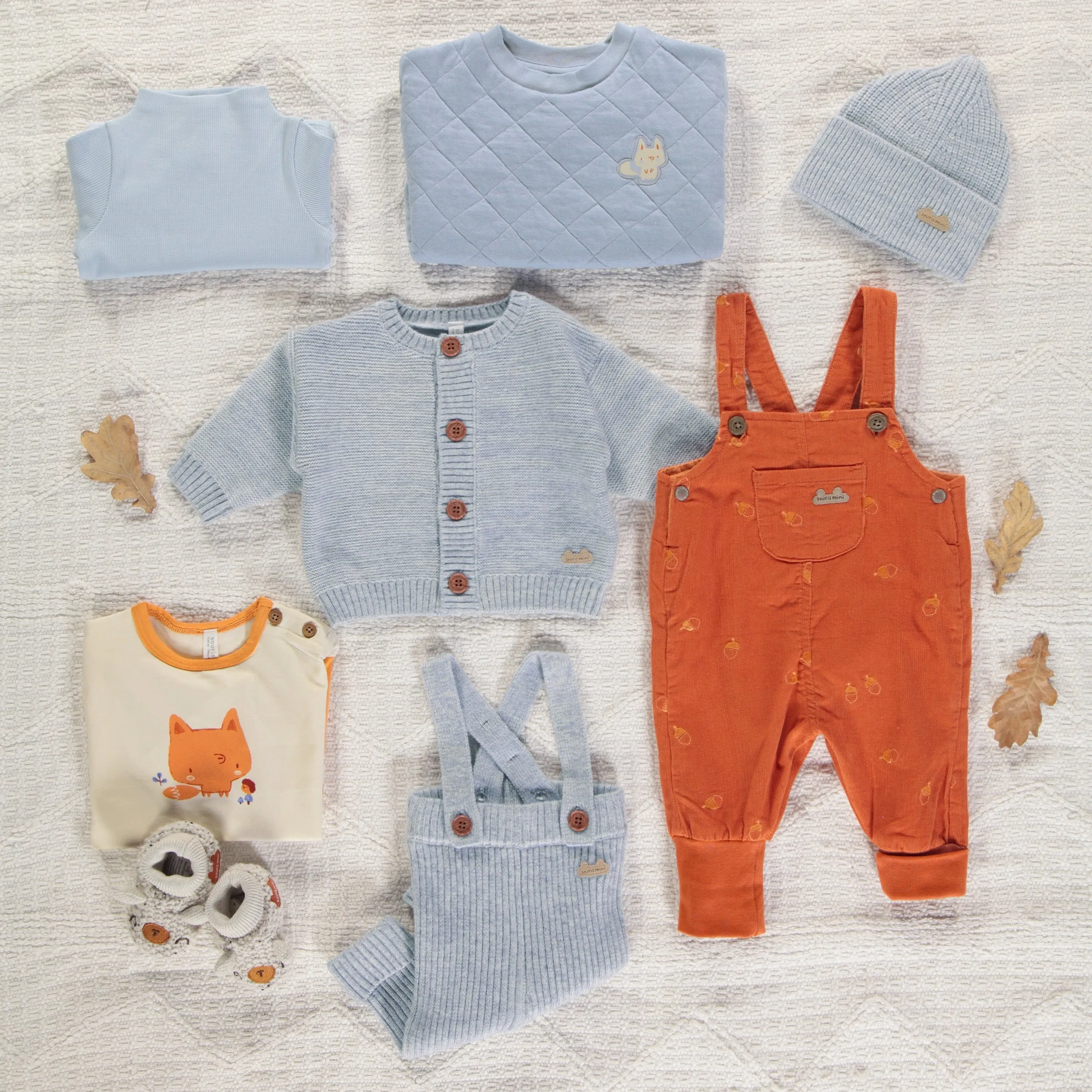 Cardigan en tricot bleu pâle chiné effet angora, naissance || Angora-effect knit cardigan in light blue mottled fabric, newborn