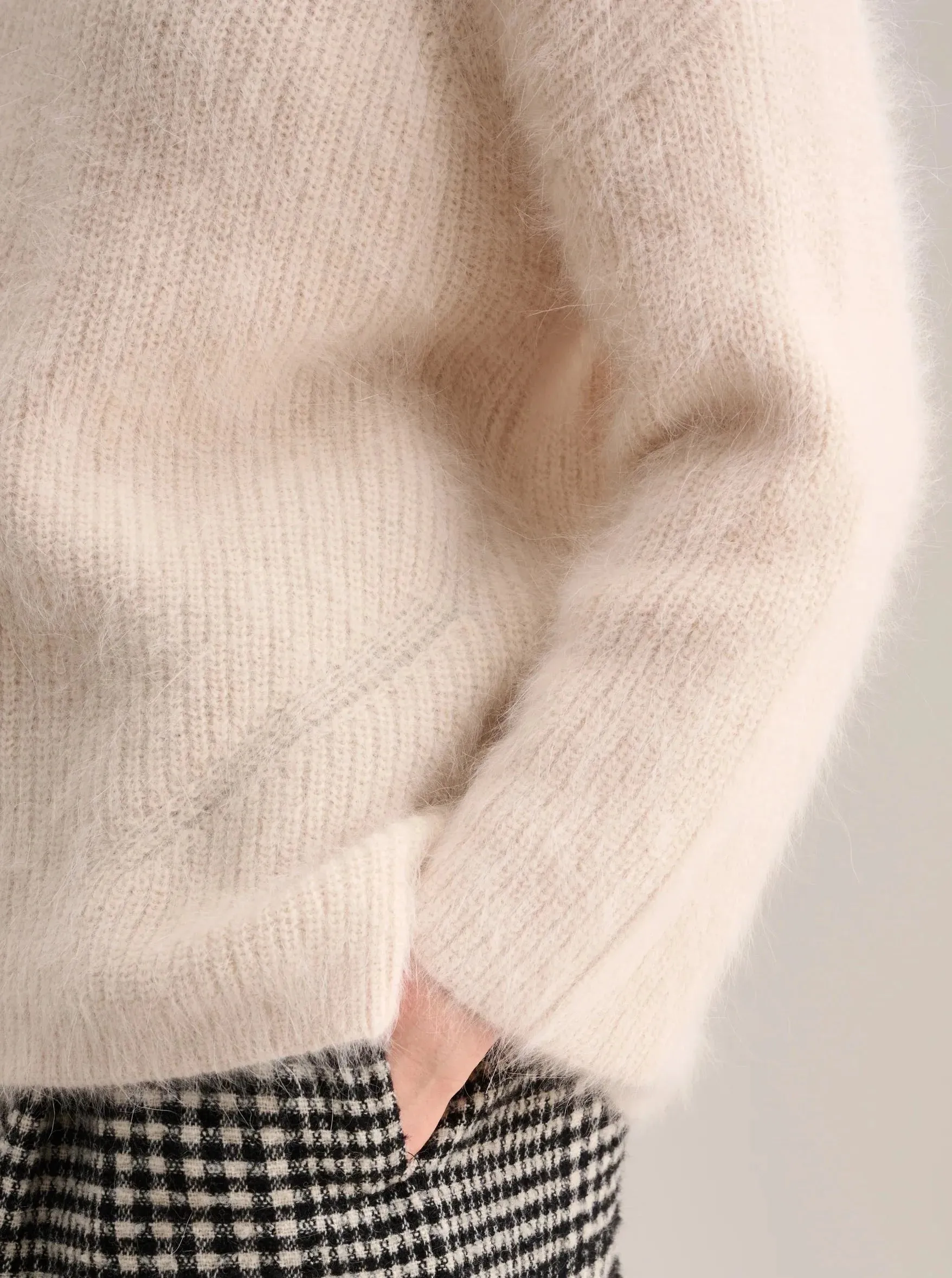 Dataul Sweater, Parchment
